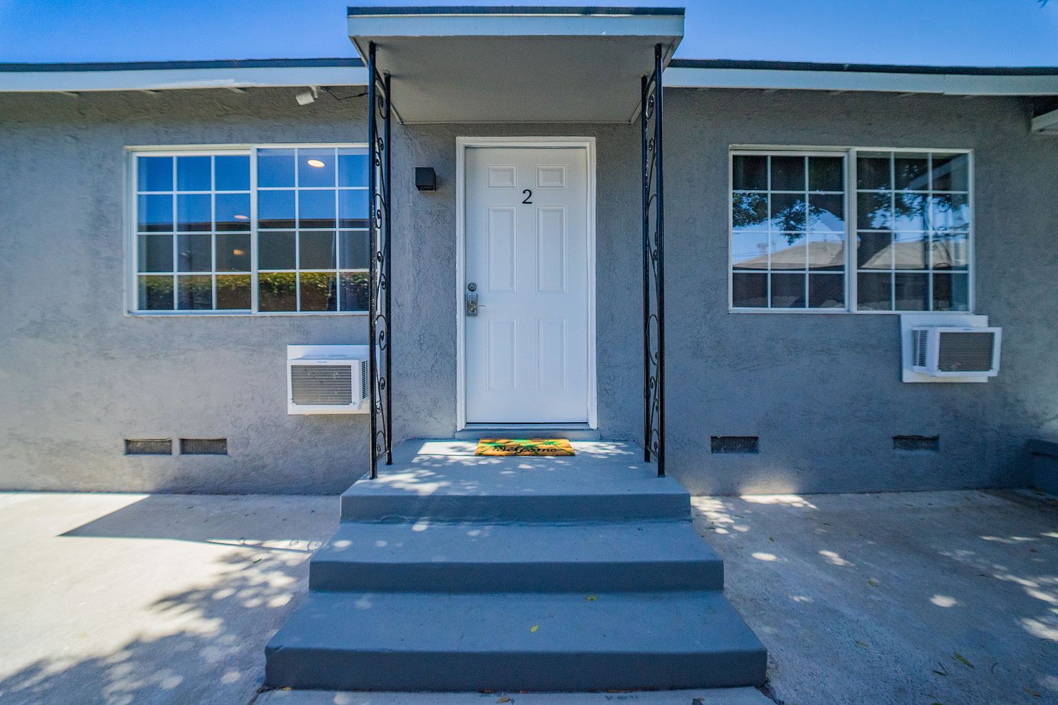 4235 Swift Ave parking