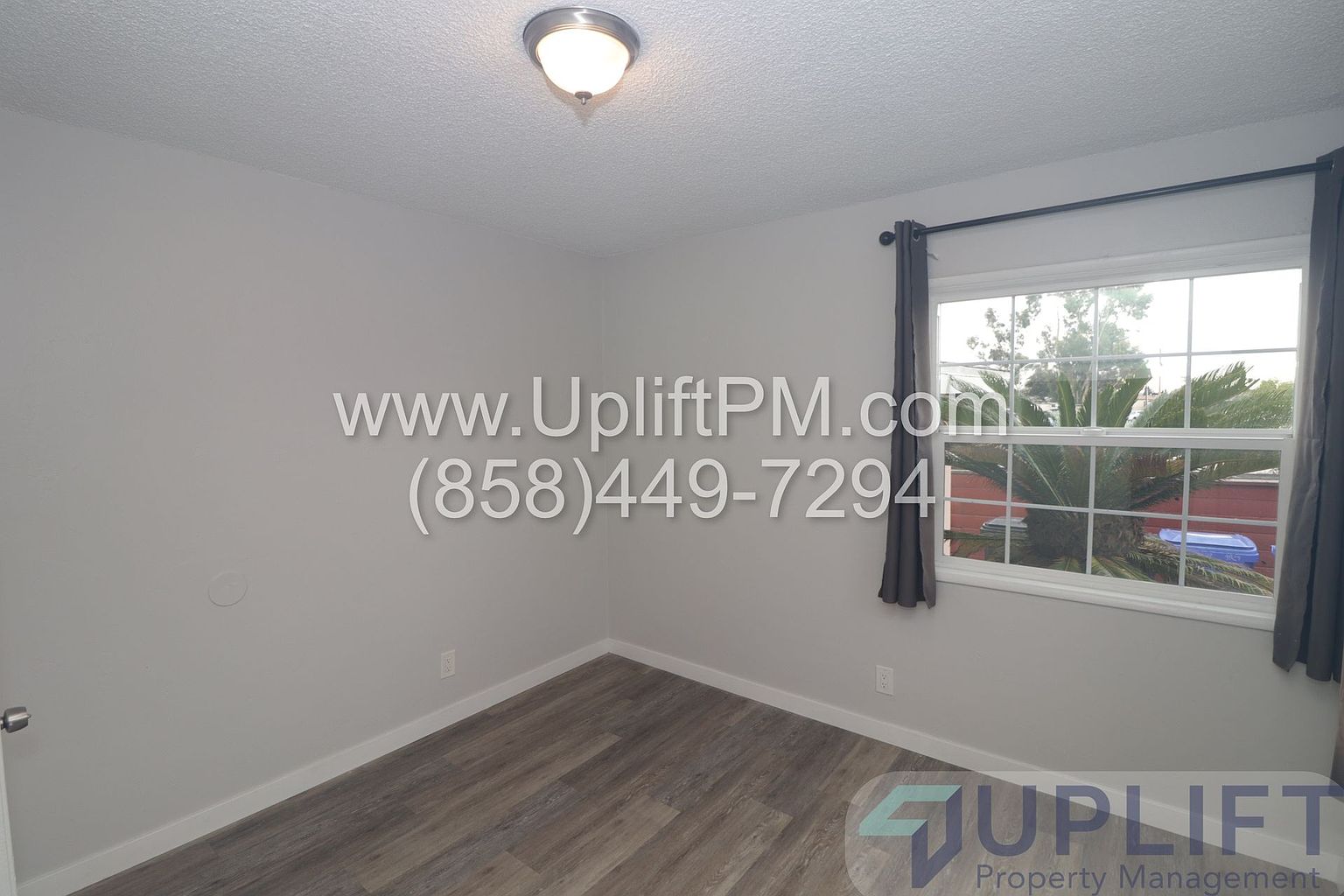 4827 Castle Avenue bathroom